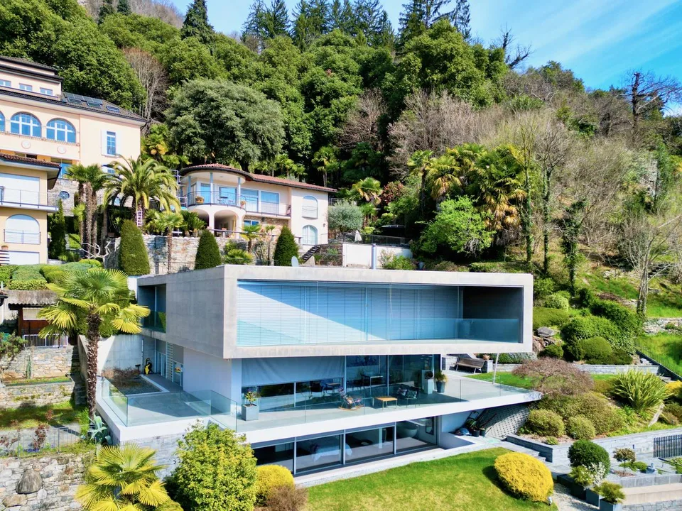 Esclusivo Duplex sul Lago Maggiore: Lusso, Eleganza e Charme