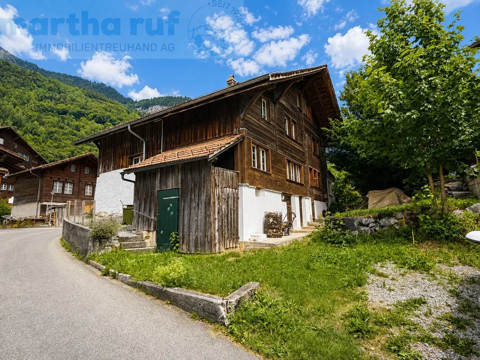 Traditionelles, angebautes Einfamilien-Ferienhaus mit alpinem Charm