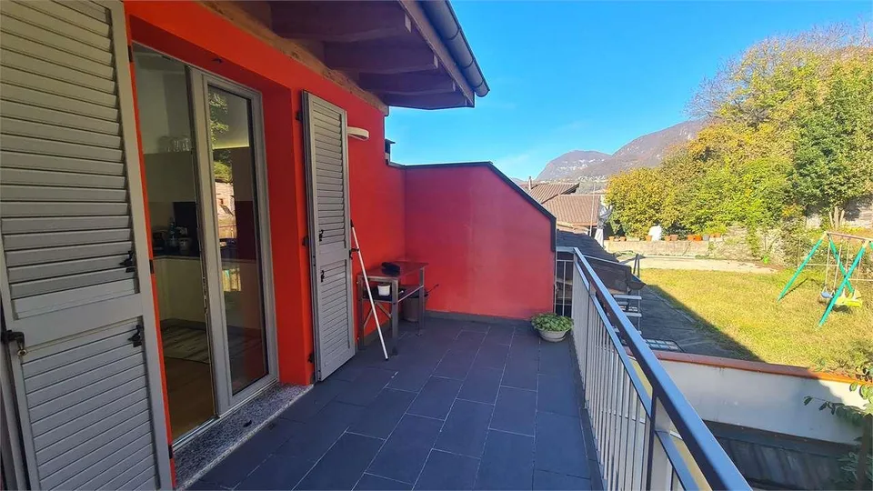 MENDRISO CAPOLAGO: SUGGESTIVO ATTICO VISTA LAGO
