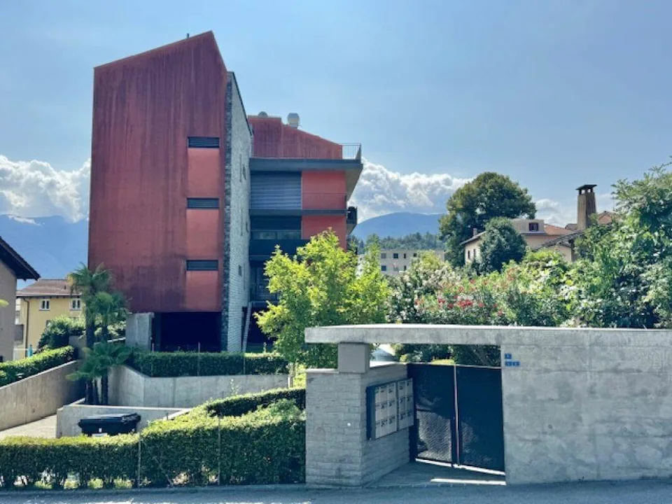 VENDESI IN CENTRO A LOSONE - MODERNO ATTICO DUPLEX DI 5.5 LOCALI