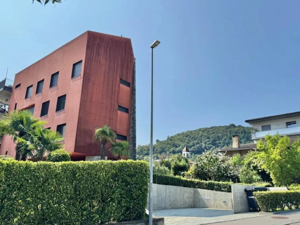 VENDESI IN CENTRO A LOSONE - MODERNO ATTICO DUPLEX DI 5.5 LOCALI