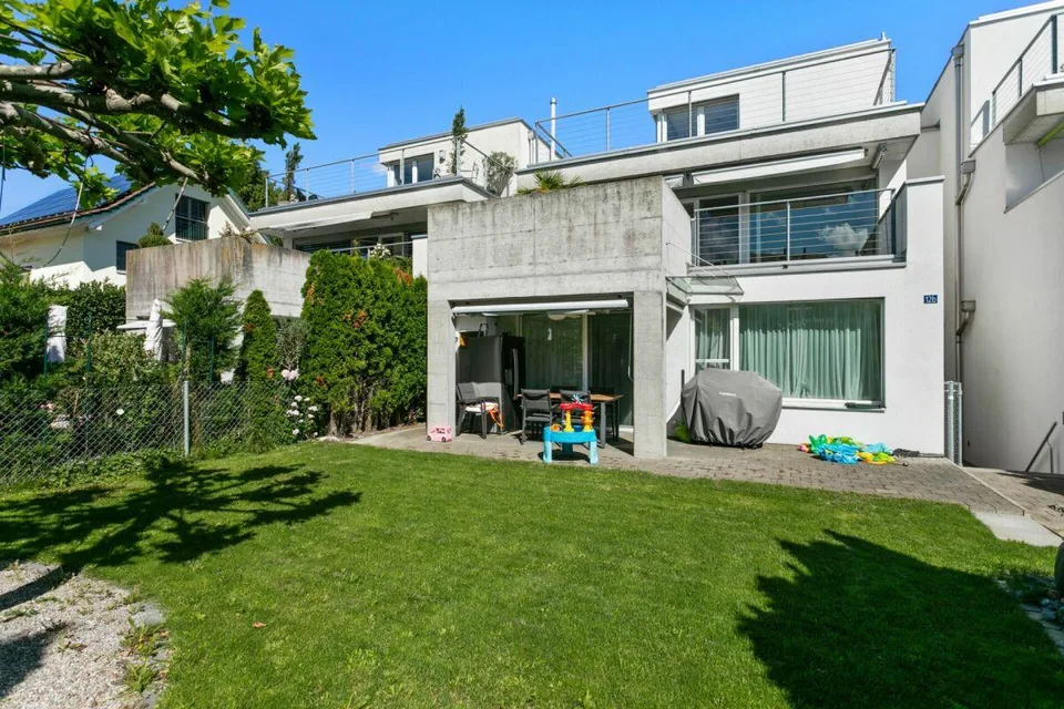 Modernes Familiendomizil mit Seesicht und Garten