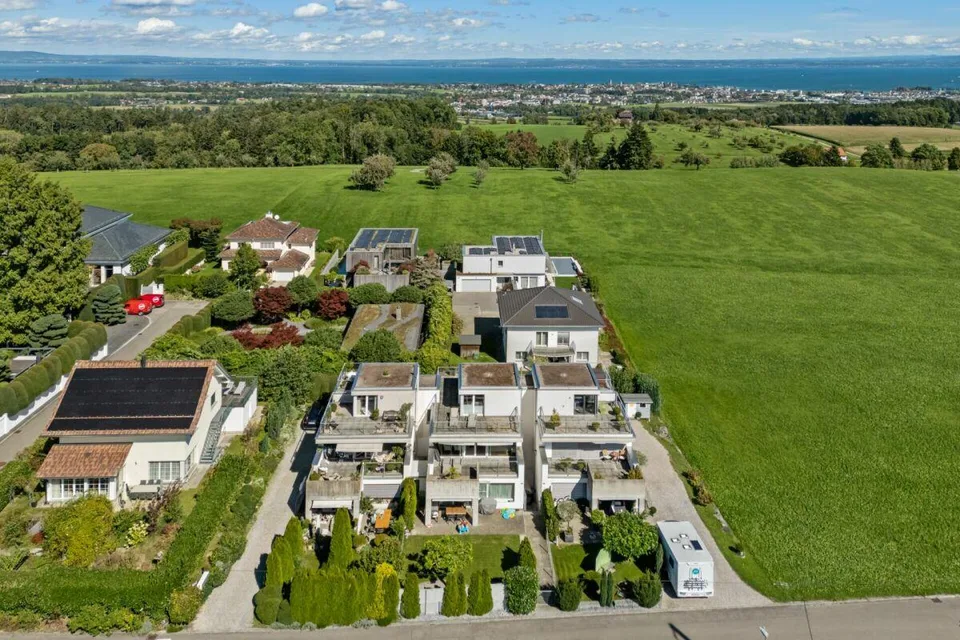 Modernes Familiendomizil mit Seesicht und Garten