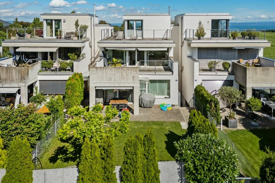 Modernes Familiendomizil mit Seesicht und Garten