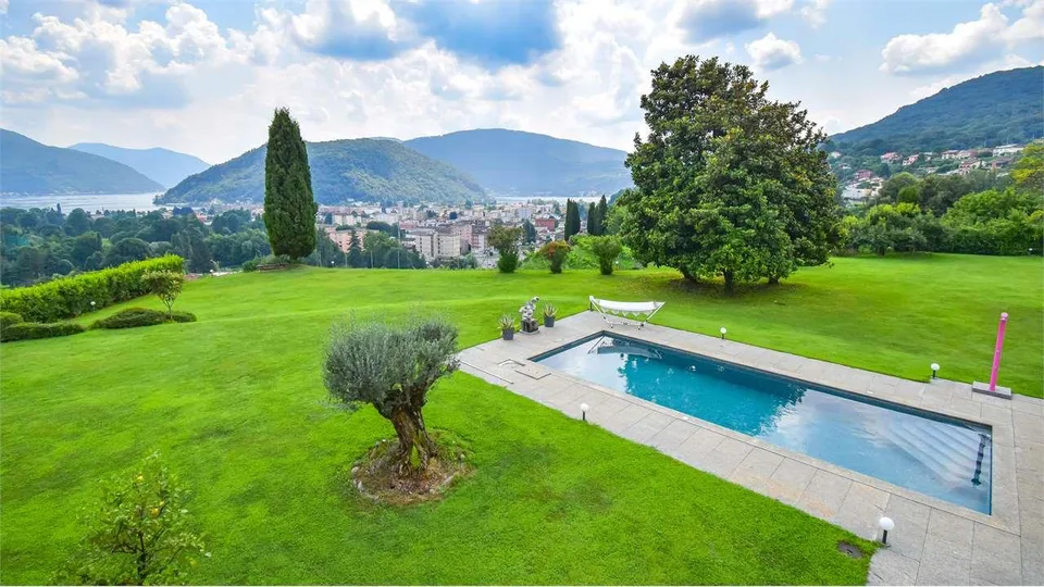 PRESTIGIOSA VILLA CON VISTA LAGO