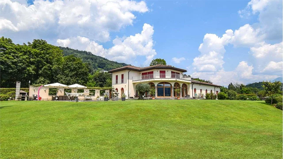 PRESTIGIOSA VILLA CON VISTA LAGO