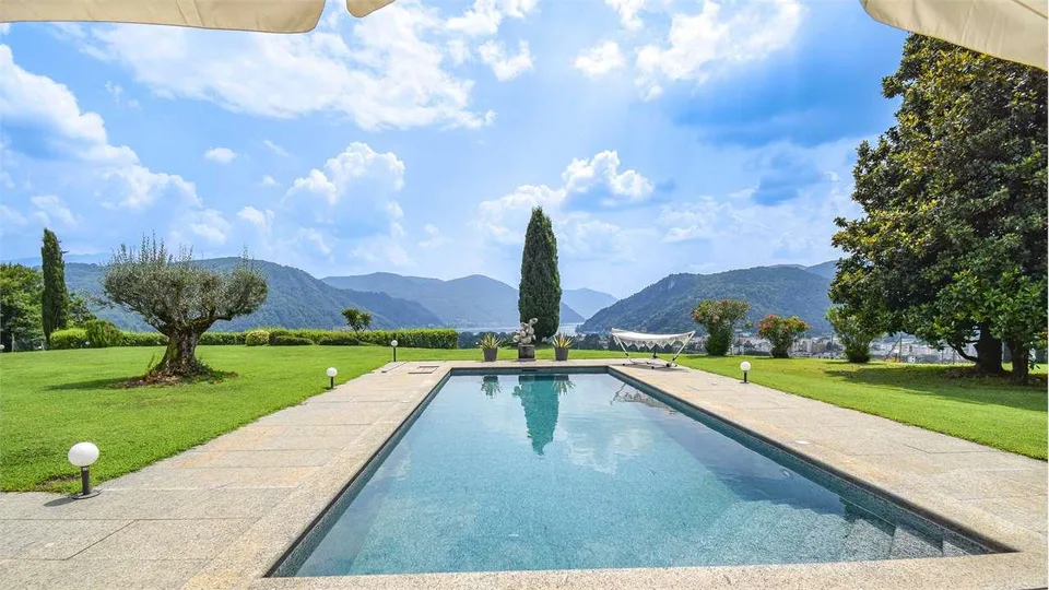 PRESTIGIOSA VILLA CON VISTA LAGO