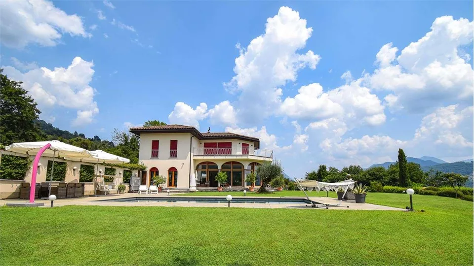 PRESTIGIOSA VILLA CON VISTA LAGO
