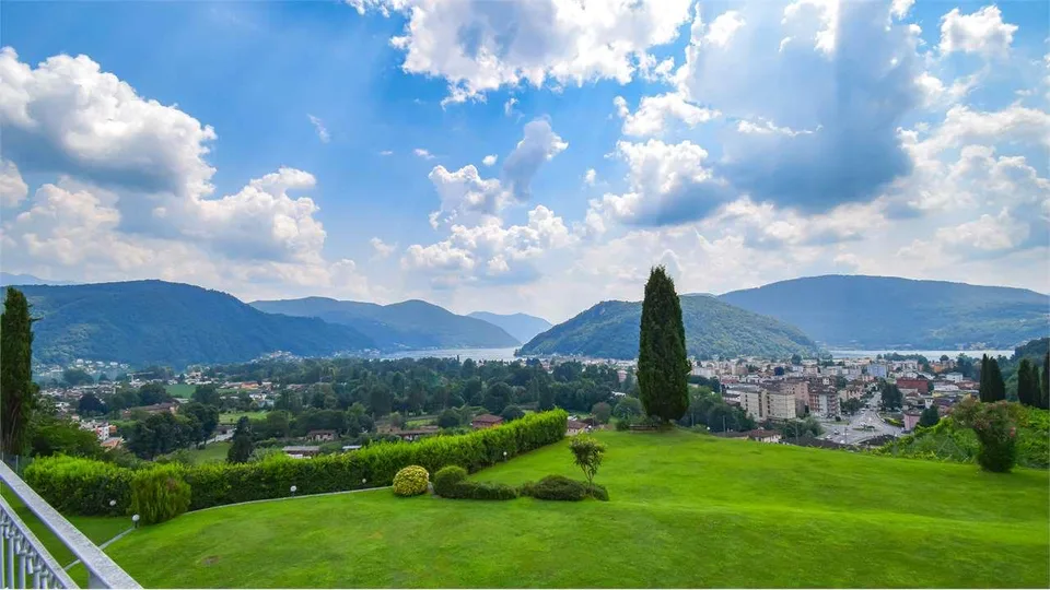 PRESTIGIOSA VILLA CON VISTA LAGO