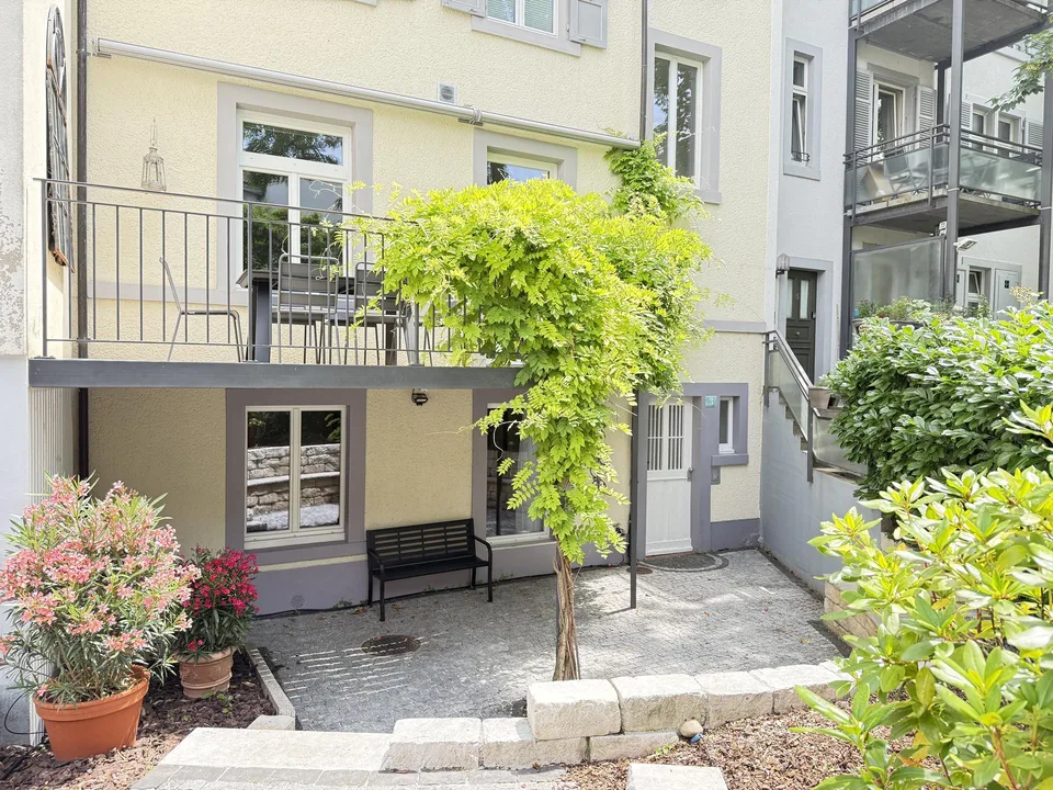 Una casa di città completamente ristrutturata di 10 stanze nel quartiere di Spalen, vicino alla porta di Spalen e all'Università di Basilea