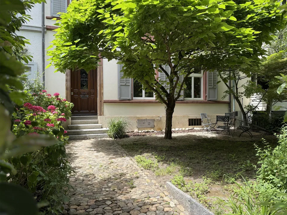 Una casa di città completamente ristrutturata di 10 stanze nel quartiere di Spalen, vicino alla porta di Spalen e all'Università di Basilea