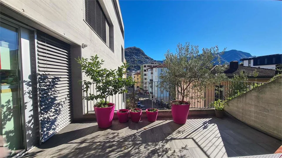 LUGANO: MODERNO 4.5 LOC. CON AMPIO TERRAZZO