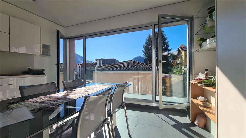 LUGANO: MODERNO 4.5 LOC. CON AMPIO TERRAZZO
