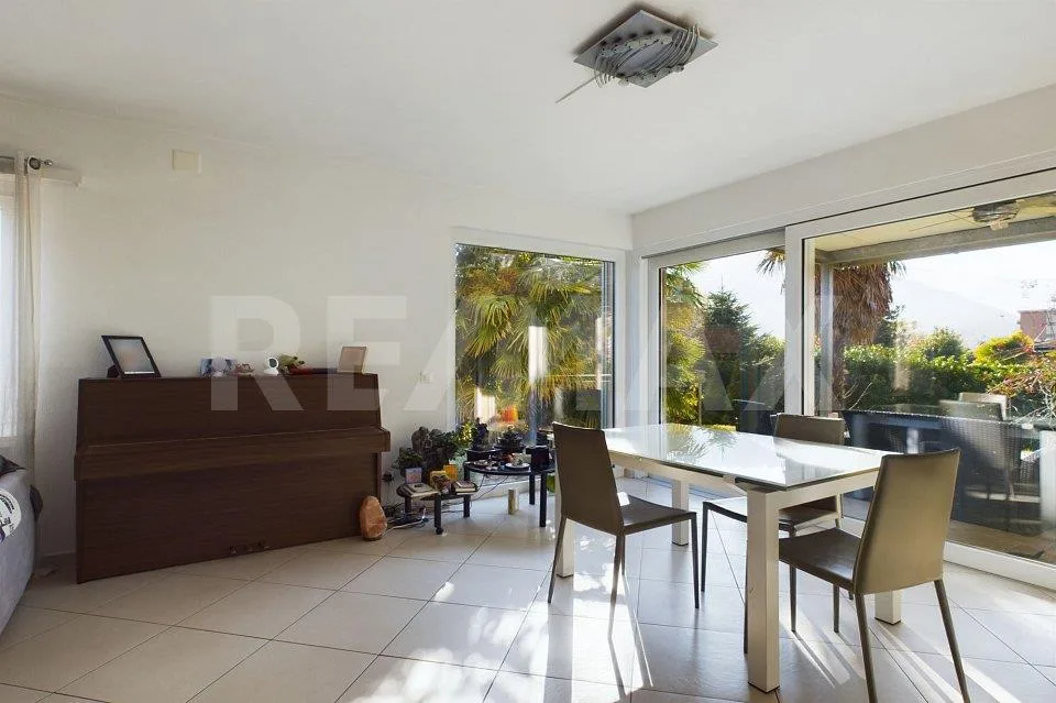 Villetta con ampio giardino, posteggi e garage