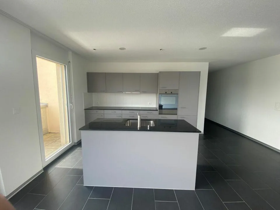 Appartement en attique lumineux dans un emplacement central à Roggwil