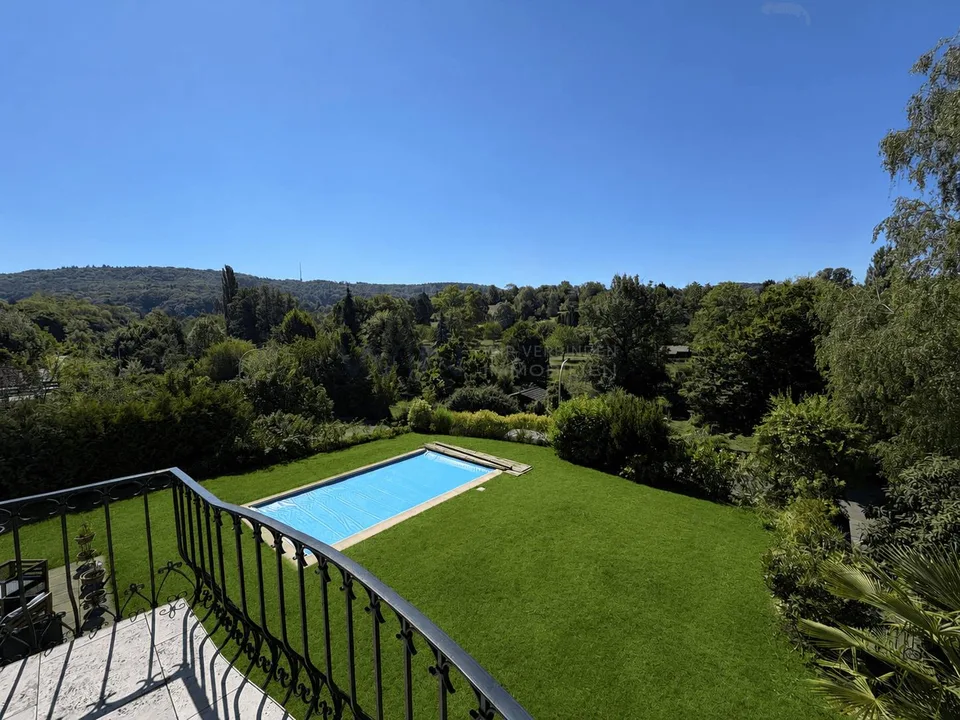 Luxuriöses Familiendomizil mit Pool
