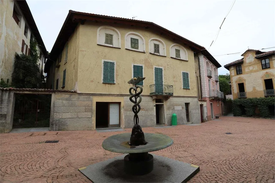 Casa plurifamiliare nel nucleo di Carona