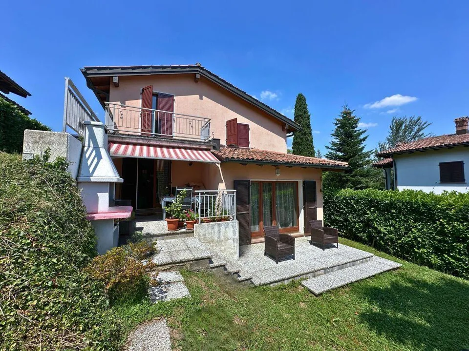 Detached house in the green in Stabio