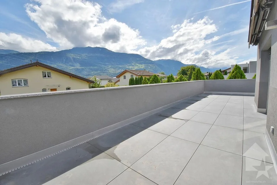 Attique de 4.5 pièces avec une grande terrasse et 3 places de parcs