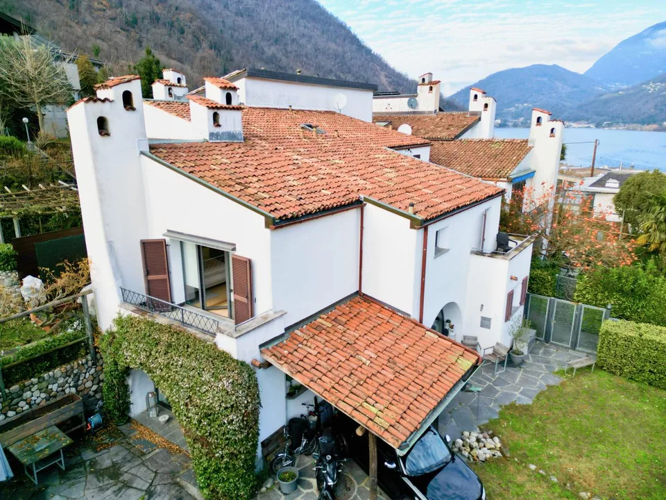 Villetta a Schiera di Charme con Incantevole Vista Lago e Montagne