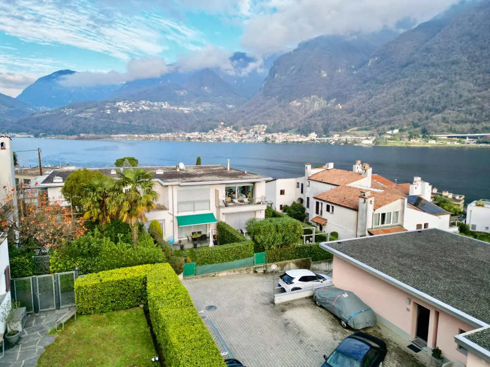 Villetta a Schiera di Charme con Incantevole Vista Lago e Montagne