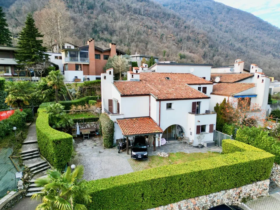 Villetta a Schiera di Charme con Incantevole Vista Lago e Montagne
