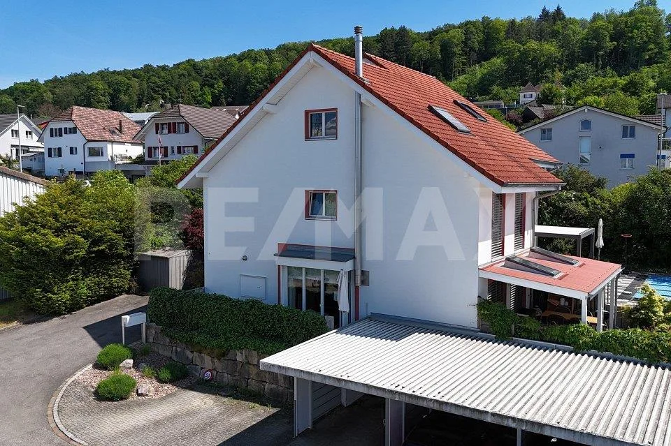 Moderne 5-Zimmer-Doppelhaushälfte mit Garten und Carport