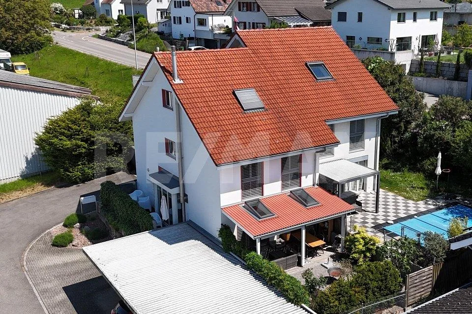 Moderne 5-Zimmer-Doppelhaushälfte mit Garten und Carport