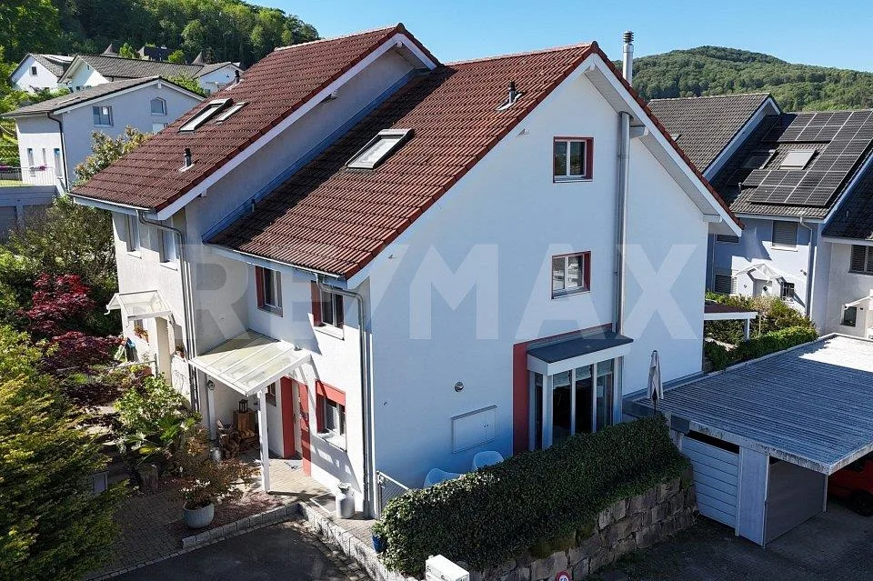 Moderne 5-Zimmer-Doppelhaushälfte mit Garten und Carport