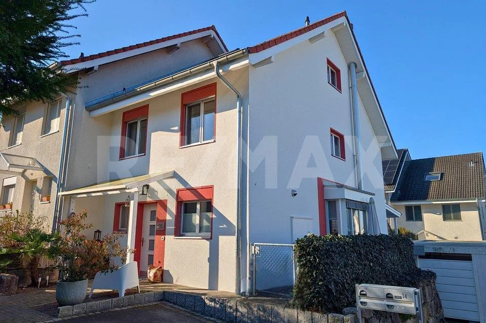 Moderne 5-Zimmer-Doppelhaushälfte mit Garten und Carport