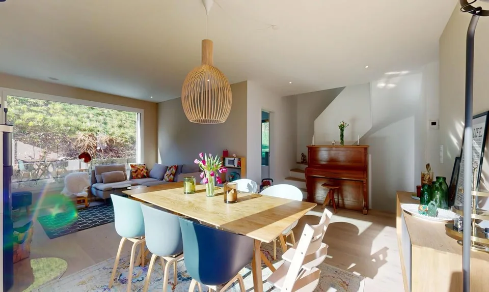 Casa unifamiliare con area benessere, giardino e finiture di alta qualità