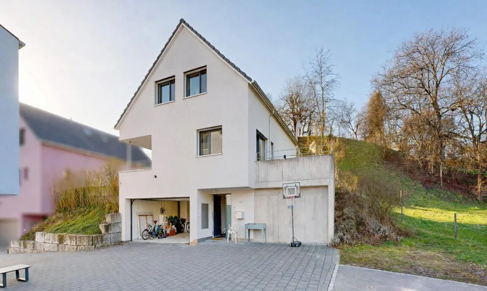 Casa unifamiliare con area benessere, giardino e finiture di alta qualità