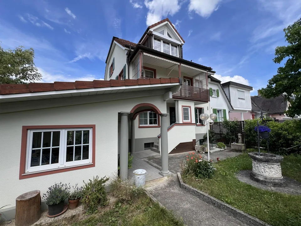 Casa a due famiglie affascinante in una posizione tranquilla a Birsfelden
