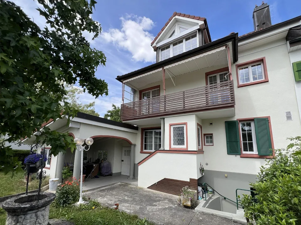 Casa a due famiglie affascinante in una posizione tranquilla a Birsfelden
