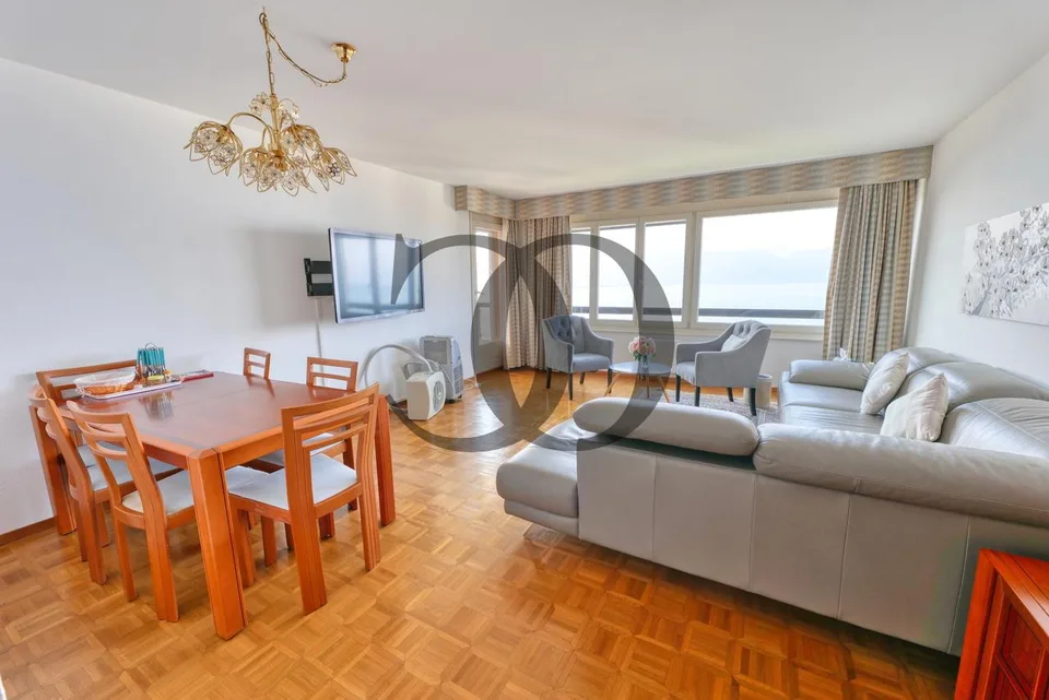 Bell'appartamento di 4,5 locali con vista mozzafiato sul lago in vendita a Montreux