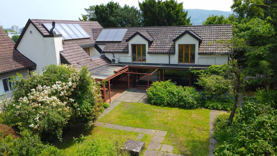 Grosszügiges 5,5-Zi.Einfamilienhaus mit beheiztem Indoorpool u. Garage