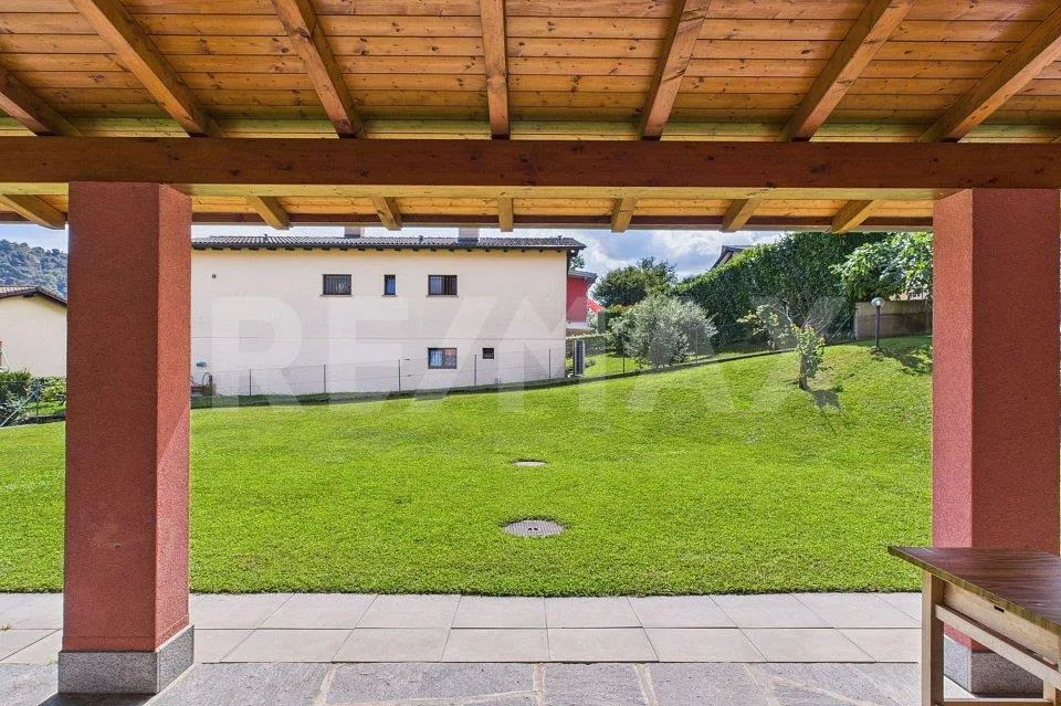 Villa indipendente con grande giardino e grottino caratteristico a Taverne