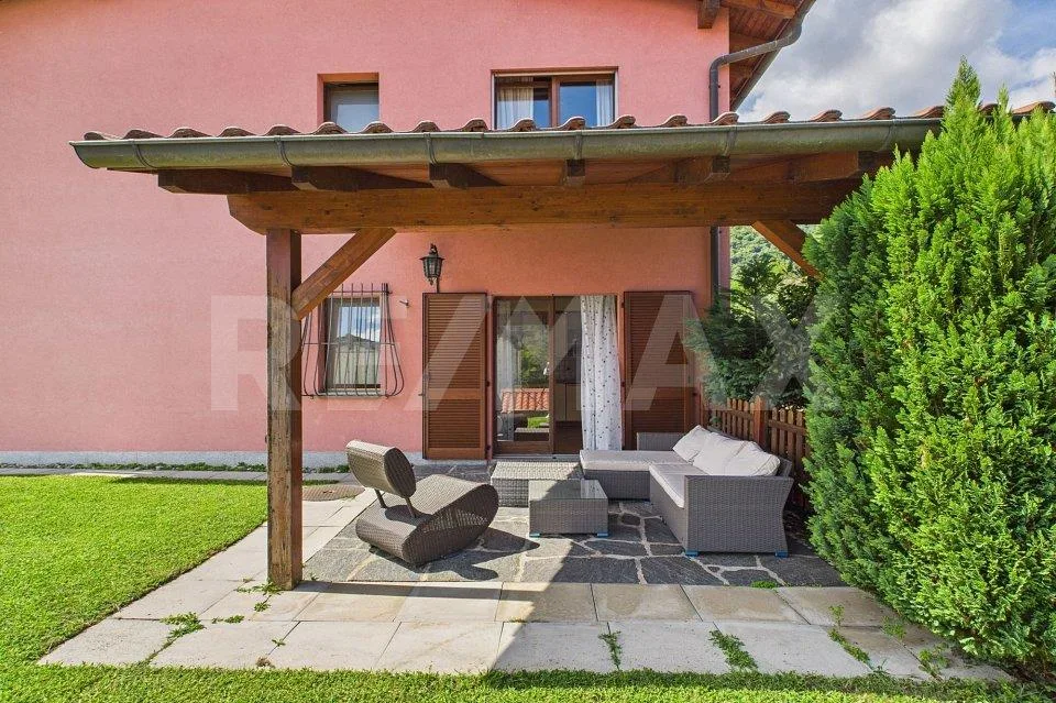 Villa indipendente con grande giardino e grottino caratteristico a Taverne