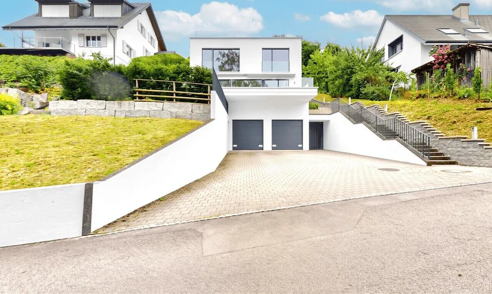 Moderne Doppelhaushälfte mit Weitsicht und grosser Terrasse