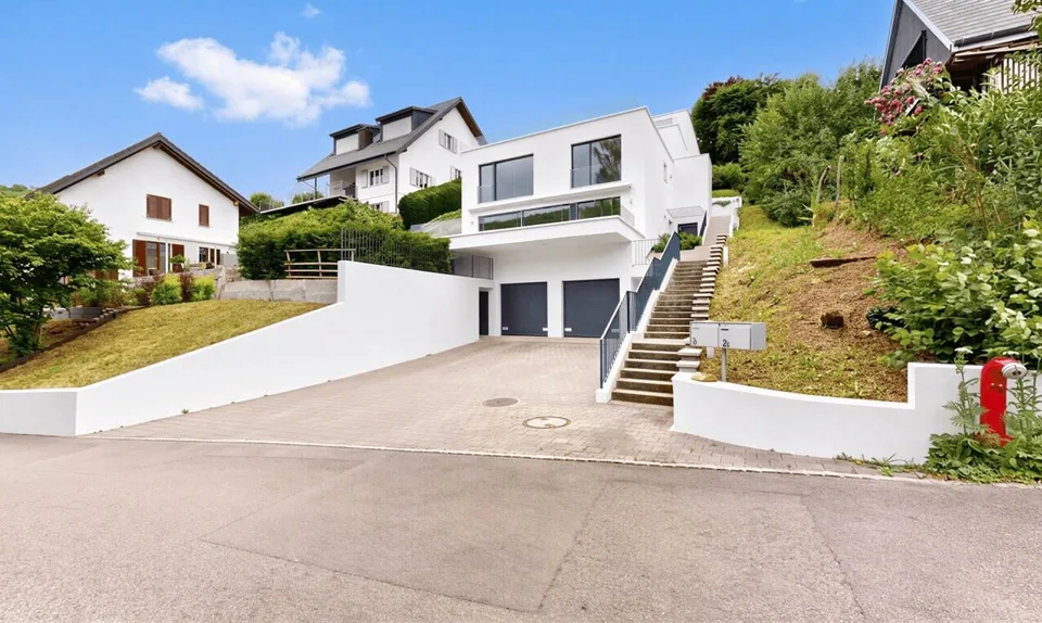 Moderne Doppelhaushälfte mit Weitsicht und grosser Terrasse