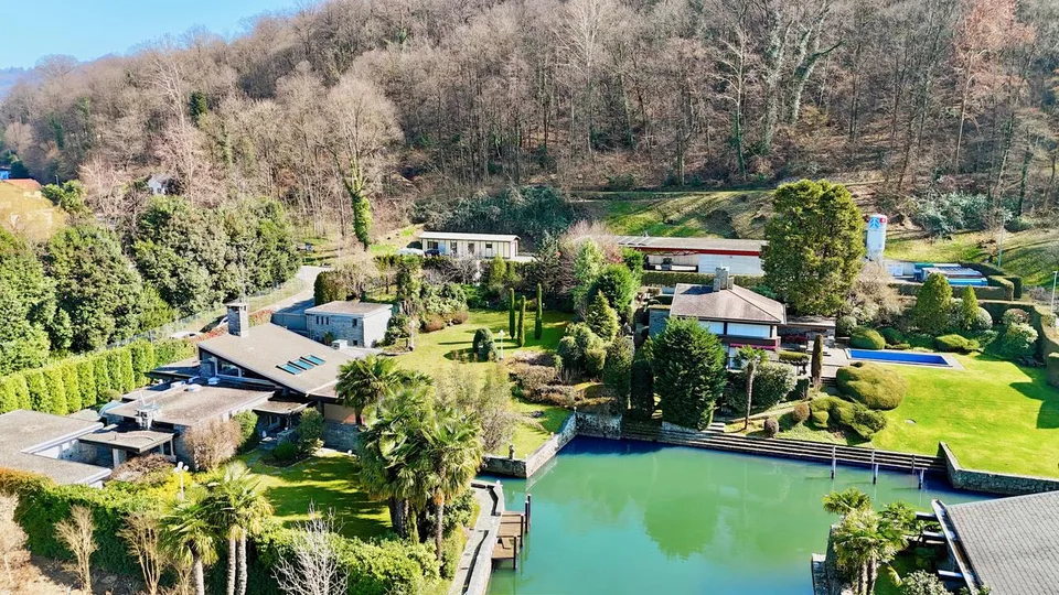 Villa di Pregio fronte Lago di Lugano con Pontile e Posto Barca