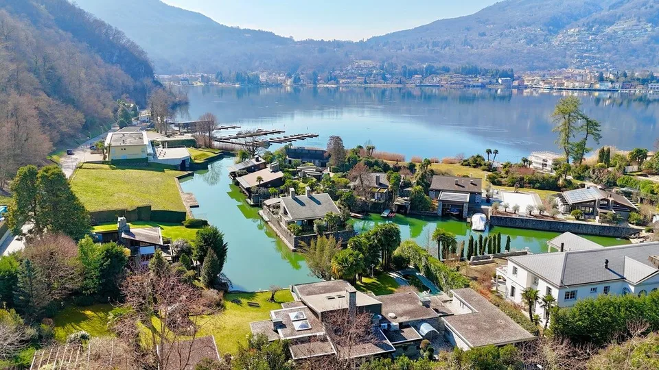 Villa di Pregio fronte Lago di Lugano con Pontile e Posto Barca