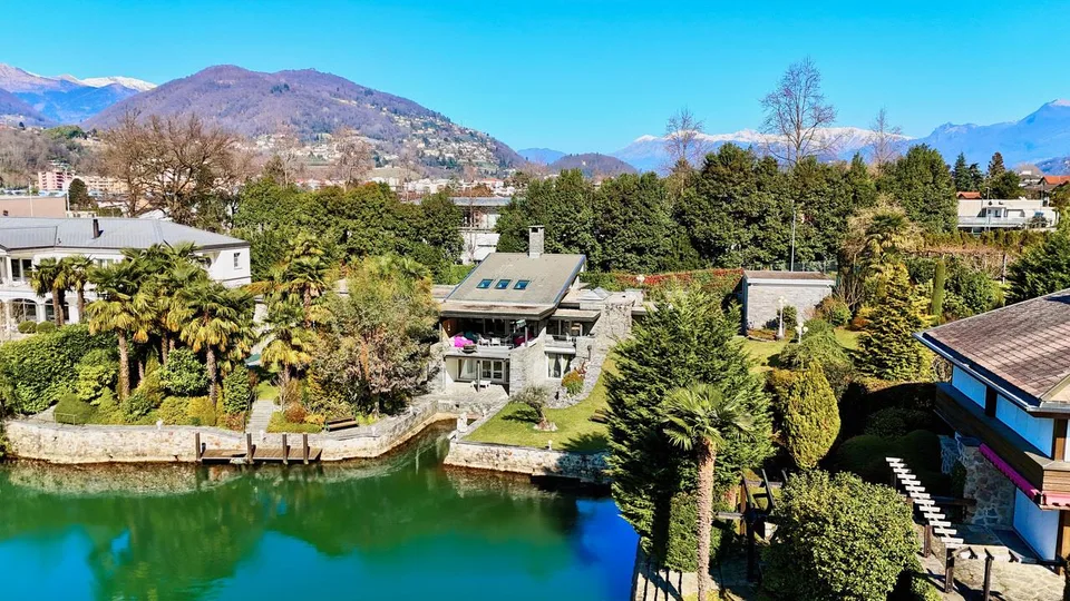 Villa di Pregio fronte Lago di Lugano con Pontile e Posto Barca