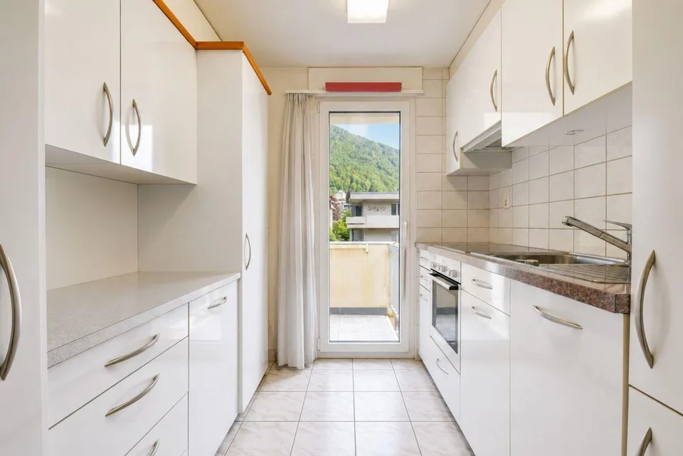 Helles Dachgeschoss mit Balkon und grünem Blick