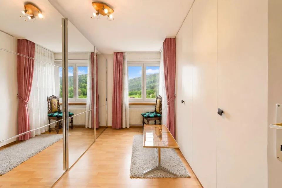 Helles Dachgeschoss mit Balkon und grünem Blick