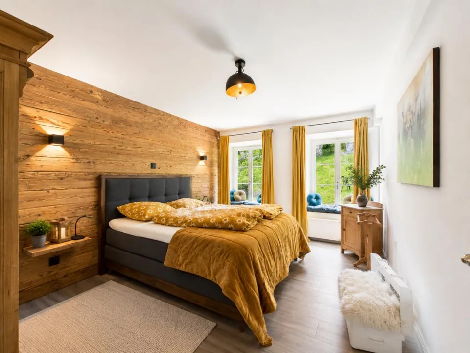 STILVOLLES GENERATIONENHAUS MIT EINLIEGERWOHNUNG & AUSBAUPOTENZIAL