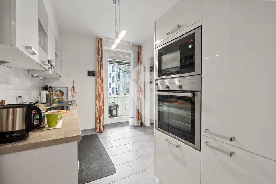 Ampio soggiorno con balcone e giardino comune a Basilea