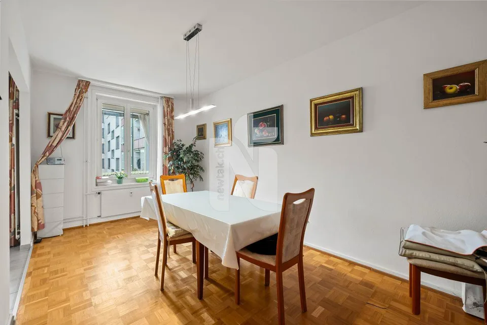 Ampio soggiorno con balcone e giardino comune a Basilea