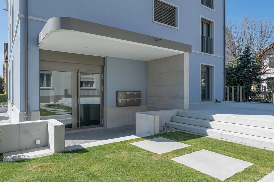 Appartamento moderno 4.5 locali al piano attico con balcone a Wil
