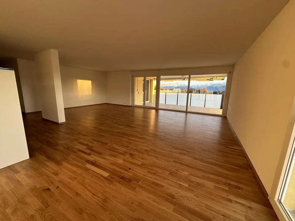 Lichtdurchflutete 5.5-Zimmerwohnung im Oberland zu vermieten